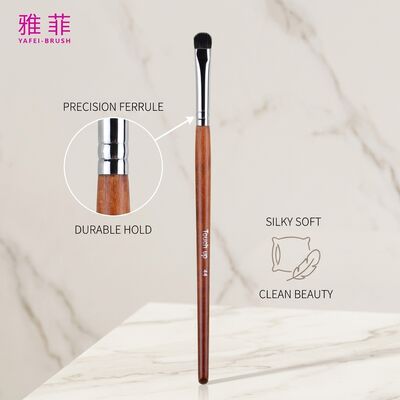 acquistare Pennello per sfumare ombretti in pelo di capra fatto a mano Applicatore per trucco occhi di precisione cruelty-free con manico in legno sostenibile fabbricazione online